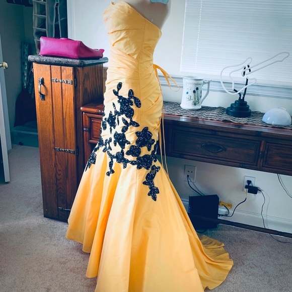 Night Moves Dresses & Skirts - Night moves Y2k Mermaid Silhouette Sequin prom dress Yellow With Black Beadwork